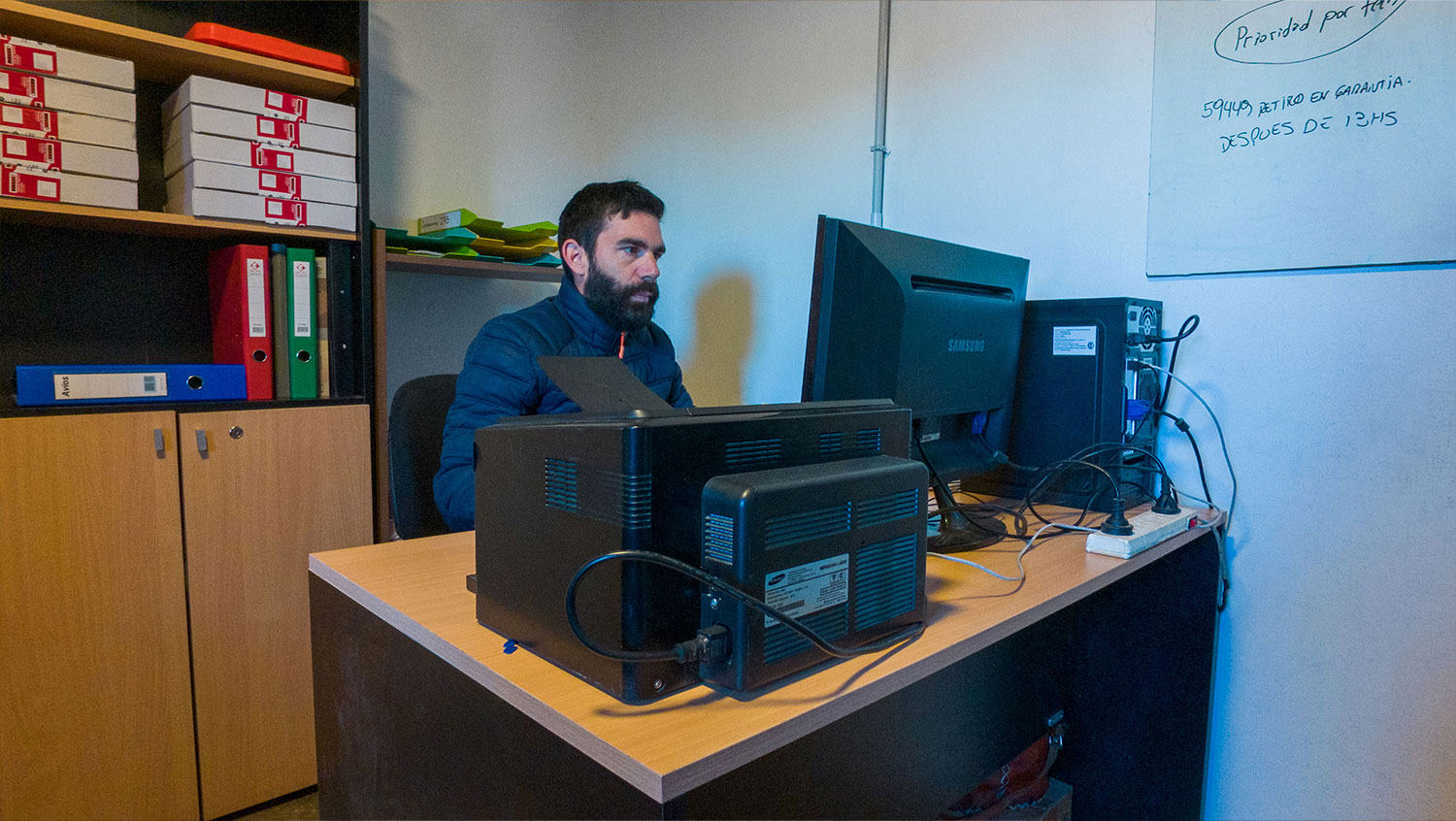Equipo administrativo de PERCAB SOLUTIONS trabajando en oficina de San Juan