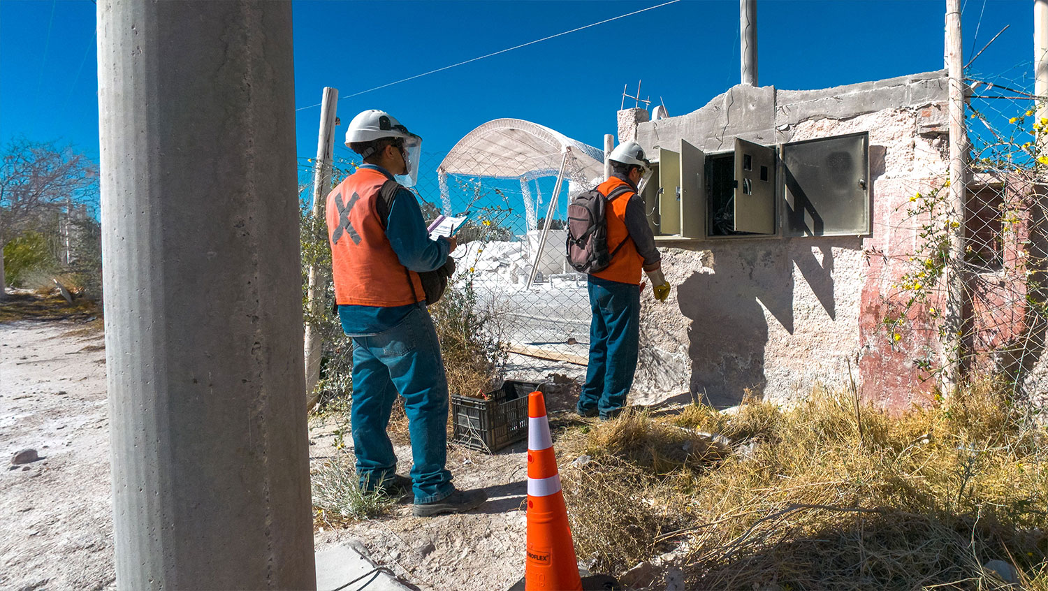 Operarios de PERCAB SOLUTIONS trabajando en instalaciones eléctricas en San Juan