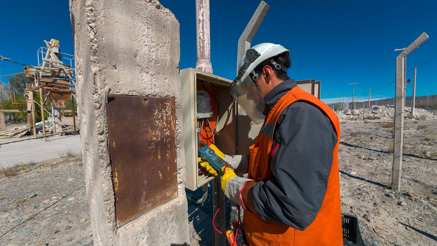 Medición y mantenimiento eléctrico industrial por técnicos de PERCAB SOLUTIONS
